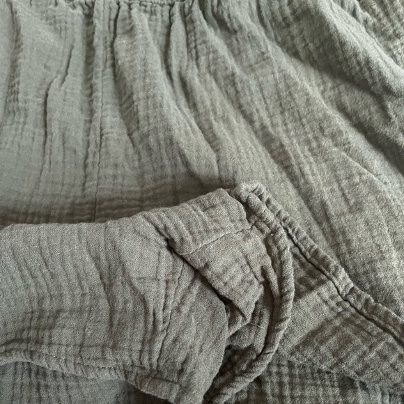 Universal threads green shorts - Picture 2 of 5